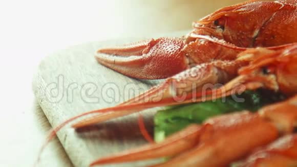 托盘上的龙虾小龙虾视频的预览图