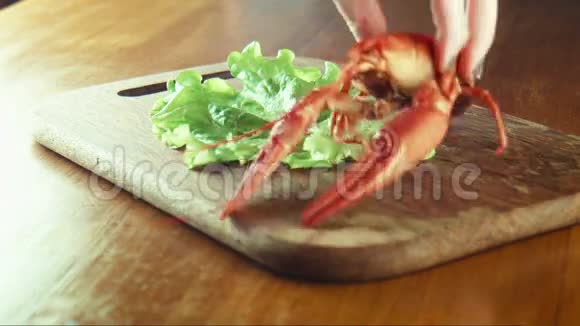 托盘上的小龙虾视频的预览图