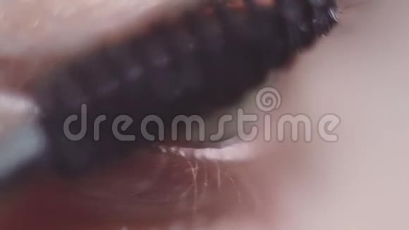 绿眼女人涂黑色化妆品睫毛膏视频的预览图