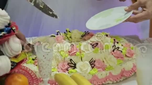 新婚夫妇在他们的婚礼蛋糕上切蛋糕视频的预览图