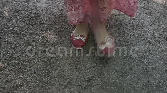 女孩的脚从顶部开始运动长裙子慢动作fps96视频的预览图