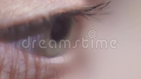 绿眼女用黑色化妆品涂睫毛膏视频的预览图