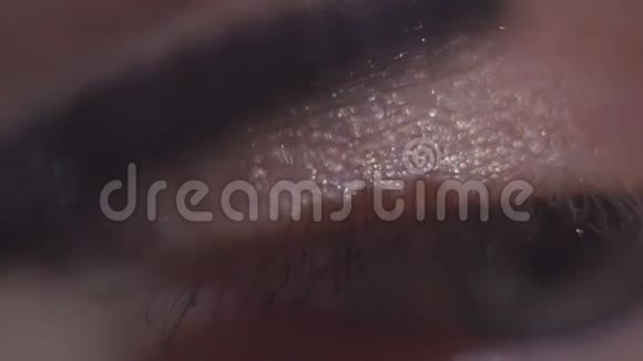 绿眼女人在睫毛上涂黑色睫毛膏视频的预览图