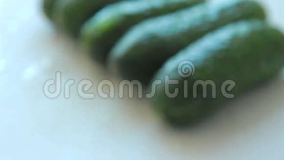 新鲜的大黄瓜视频的预览图