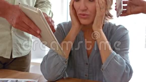 女商人用手机和平板电脑压力大视频的预览图