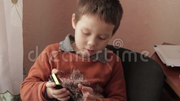 小男孩在你的智能手机上玩游戏视频的预览图