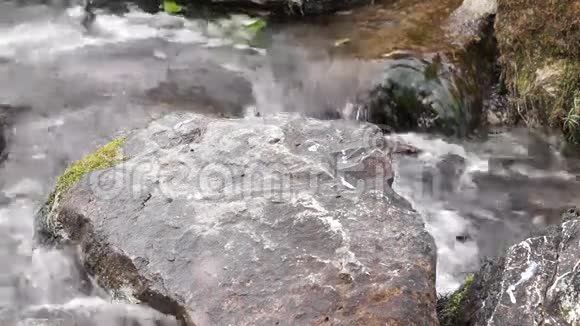 河里的石头流水视频的预览图