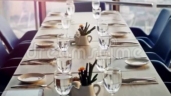 宴会装饰的桌子有餐具靠近一张装饰精美的桌子准备在窗边享用一顿豪华的晚餐视频的预览图
