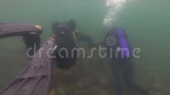 潜水教练在一个山湖进行浅水潜水课程视频的预览图