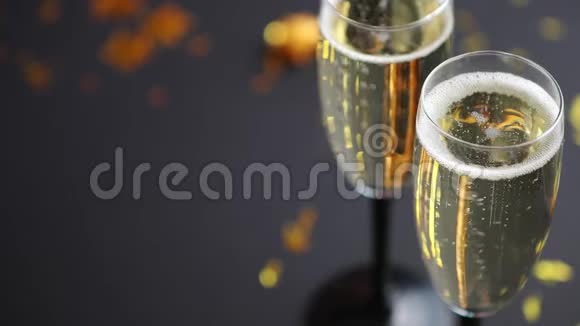 带金色装饰的两杯香槟酒视频的预览图