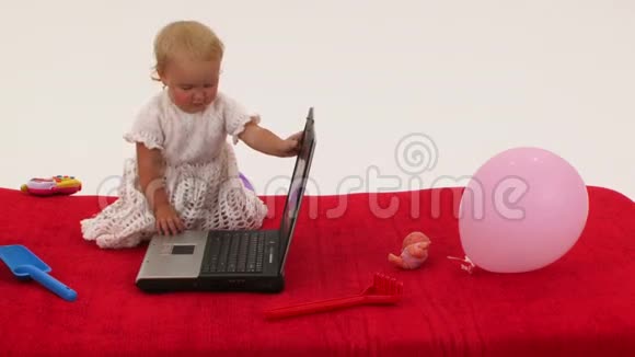 快乐的小女孩玩笔记本电脑视频的预览图