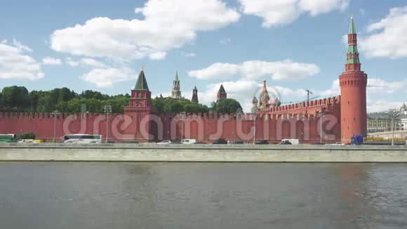 从Sofiyskaya河岸看克里姆林宫的城墙和莫斯科河视频的预览图