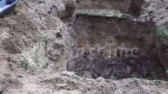 大规模坟墓和士兵挖掘视频的预览图
