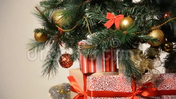 可爱的圣诞冷杉树下的缎带盒子视频的预览图