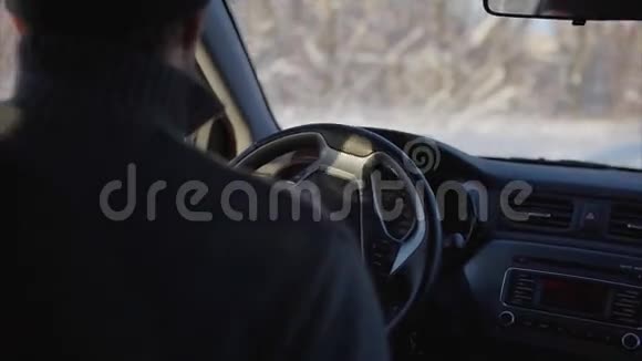 在冬天的路上开车的年轻人视频的预览图