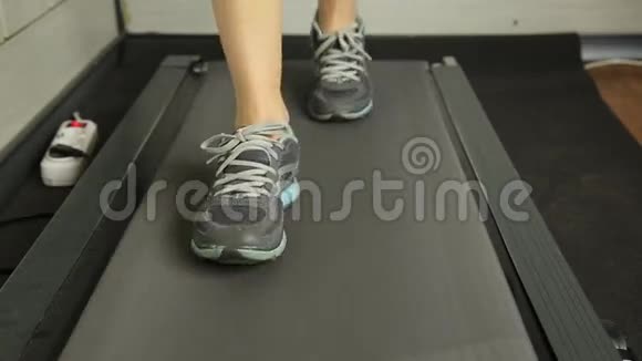 妇女在跑步机上跑步的特写镜头体育概念视频的预览图