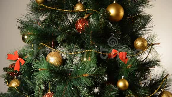 闪闪发光的圣诞树和玩具视频的预览图