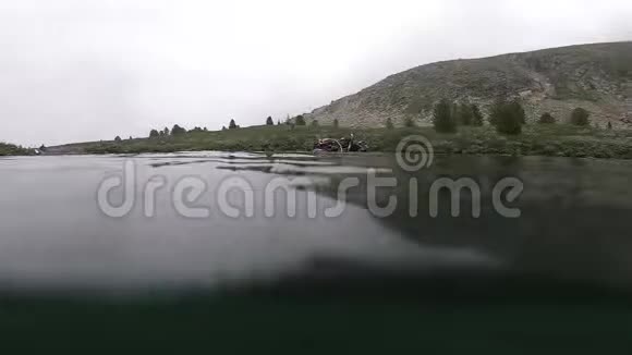 潜水教练在一个山湖进行浅水潜水课程视频的预览图