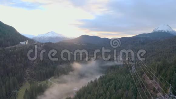 雾林山鸟瞰视频的预览图