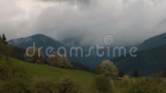 天空中乌云密布的山色景观视频的预览图