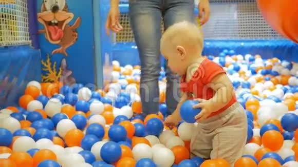 一个男孩在一个大型购物中心的休闲中心玩耍许多有趣的教育游戏吸引宝宝视频的预览图