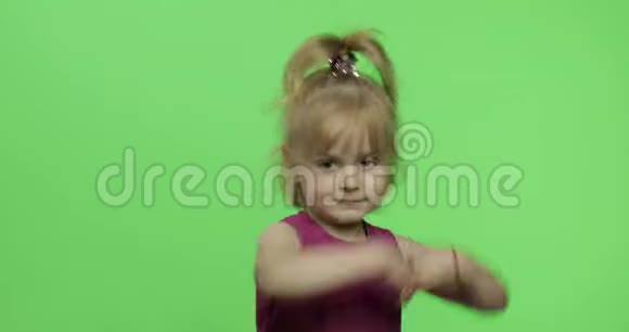 穿紫色裙子的女孩跳舞快乐的四岁孩子色度键视频的预览图