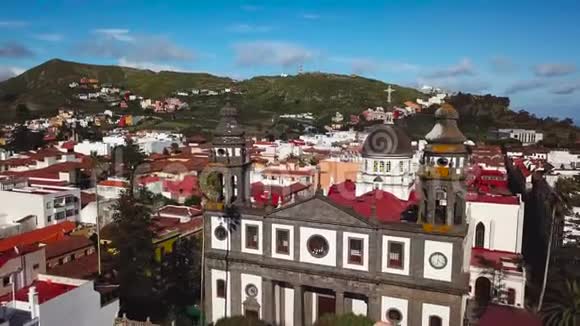 西班牙加那利群岛特内里费圣克里斯托巴尔德拉拉古纳从高处俯瞰大教堂和城市景观视频的预览图