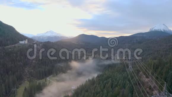 雾林山鸟瞰视频的预览图