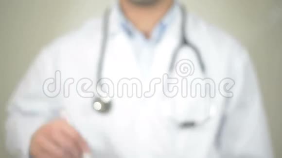 低血压医生在透明屏幕上写字视频的预览图