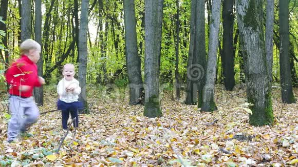 小男孩和小女孩在秋天跑步视频的预览图
