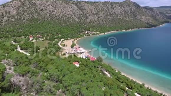 空中无人机拍摄的希腊Vouliagmeni湖的画面视频的预览图