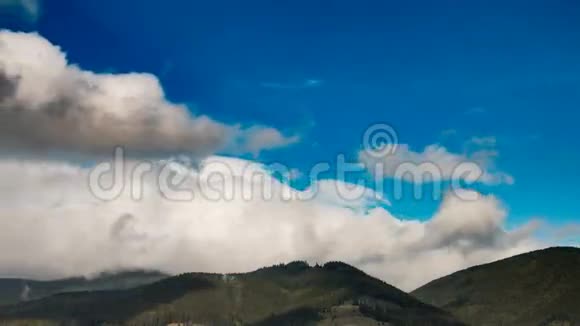 天空中乌云密布的山色景观视频的预览图