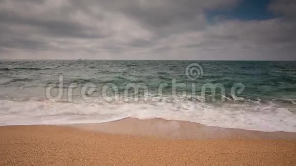 克里米亚视频海上冲浪在黑海海滩海岸多云天气视频的预览图