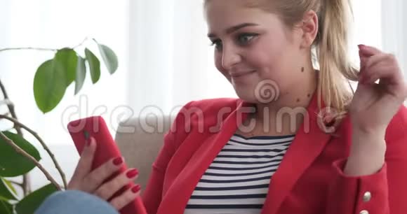 使用手机自拍的快乐女人视频的预览图