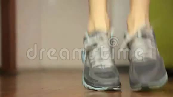 女子在健身房跳绳的特写镜头体育概念视频的预览图