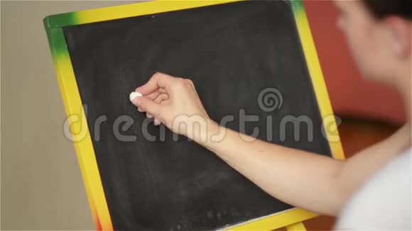 学生在学校的大黑板上写字回到学校九月一日视频的预览图