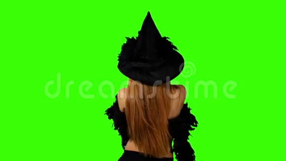 万圣节红发女巫在绿色屏幕上视频的预览图