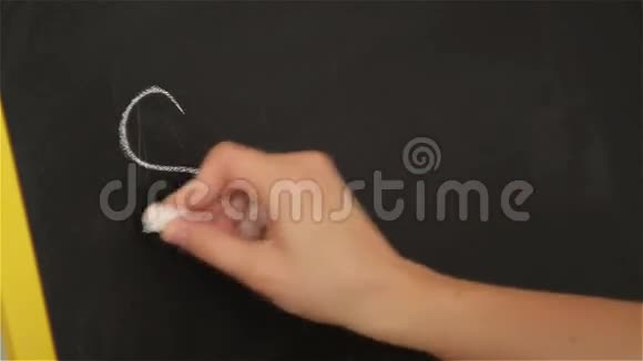 学生在学校的大黑板上写字回到学校九月一日视频的预览图