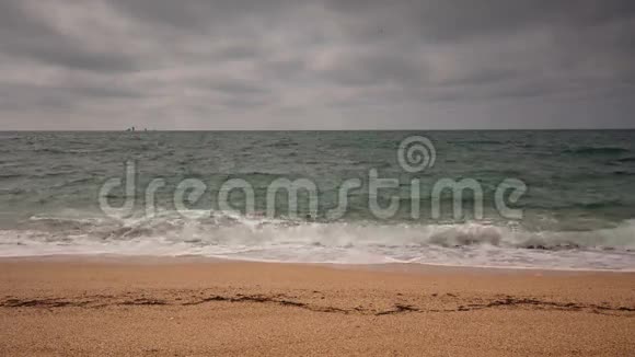 克里米亚视频海上冲浪在黑海海滩海岸多云天气视频的预览图