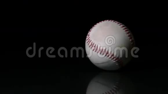 棒球在黑色表面旋转视频的预览图