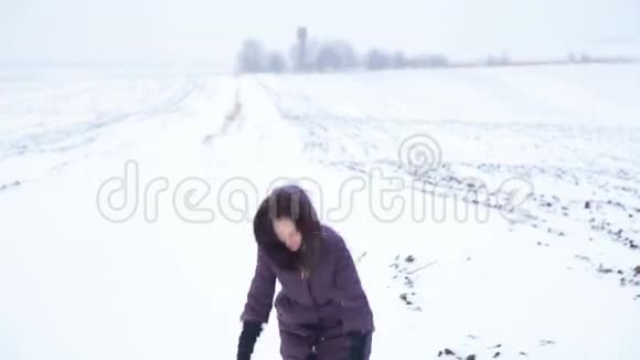 美丽的女孩在雪地里玩耍视频的预览图