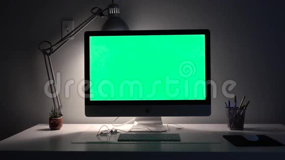 一台绿色背景灯的漂亮大电脑视频的预览图