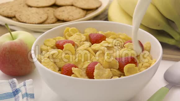 玉米片和草莓和倒牛奶视频的预览图