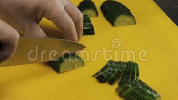 厨师煮一根新鲜黄瓜关门视频的预览图
