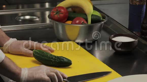 厨师弯黄瓜关门视频的预览图