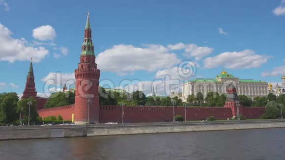 从Sofiyskaya河岸看克里姆林宫的城墙和莫斯科河视频的预览图