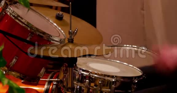 专业鼓手演奏音乐视频的预览图