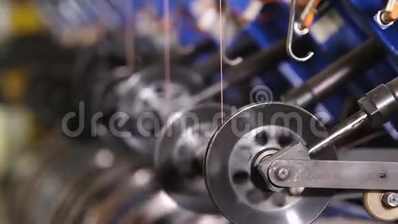 工厂现代轮胎的电线加固视频的预览图