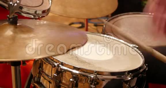 专业鼓手演奏音乐视频的预览图