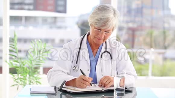 严肃成熟的医生写在她的日历上视频的预览图